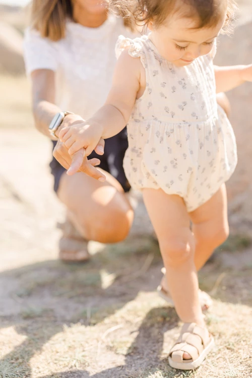 enfant bonheur gris extérieur